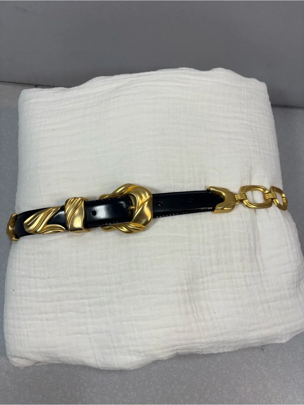 R 1997 Black Leather and Gold Chain Belt Women's S Vintage Italian Leather